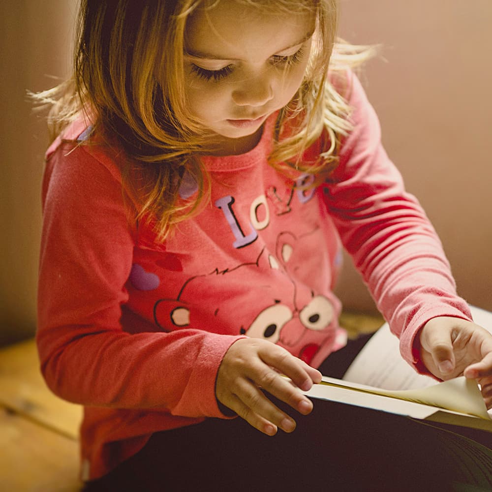 jonathan-borba-Z1Oyw2snqn8-unsplash copy Girl reading